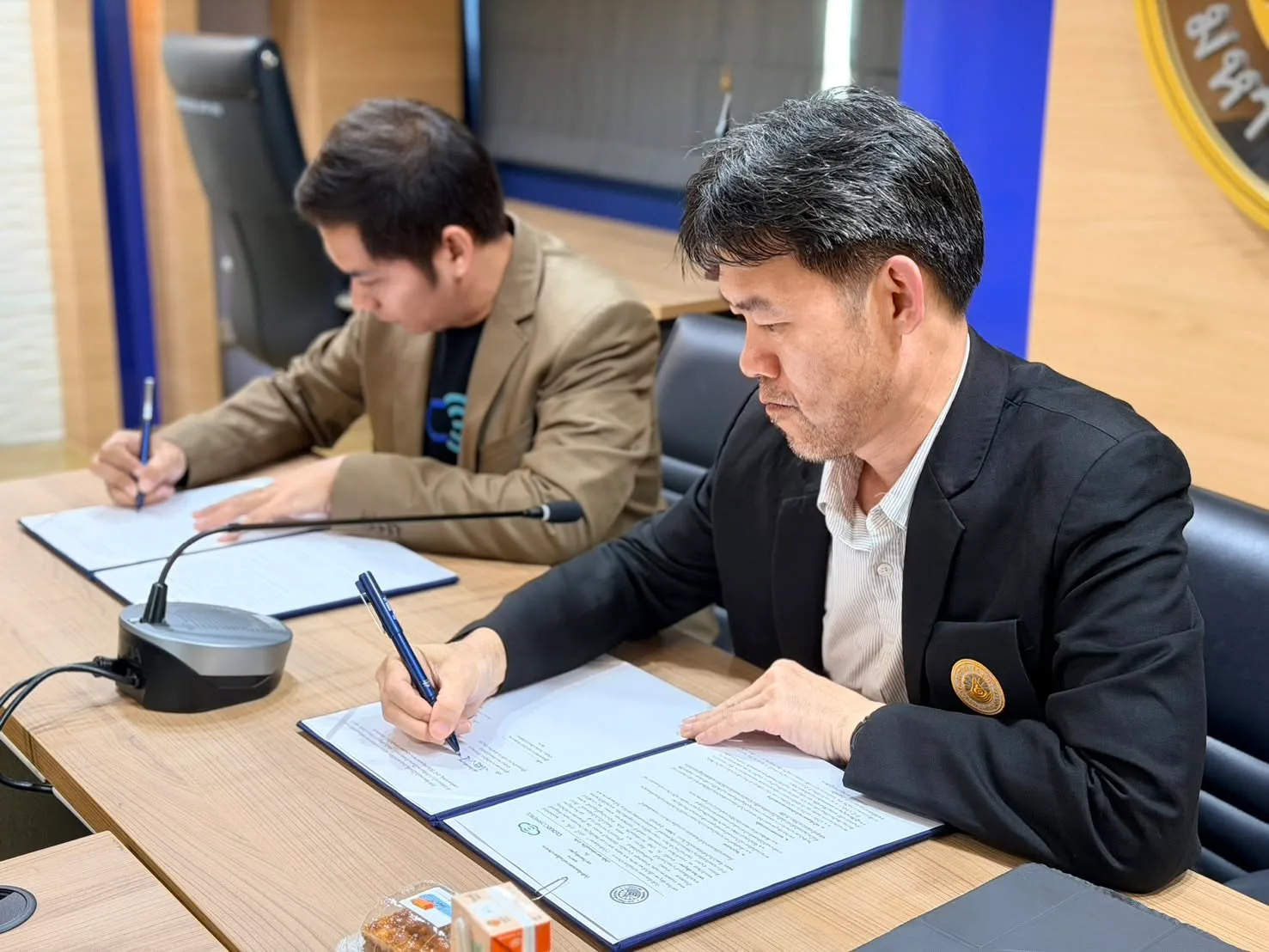 Representatives of Burapha University's Faculty of Logistics and CloudCommerce sign the MOU