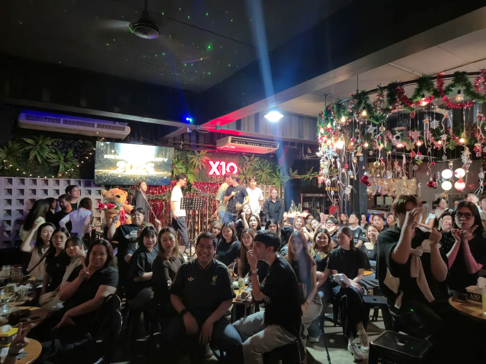 Cheering from the tables
