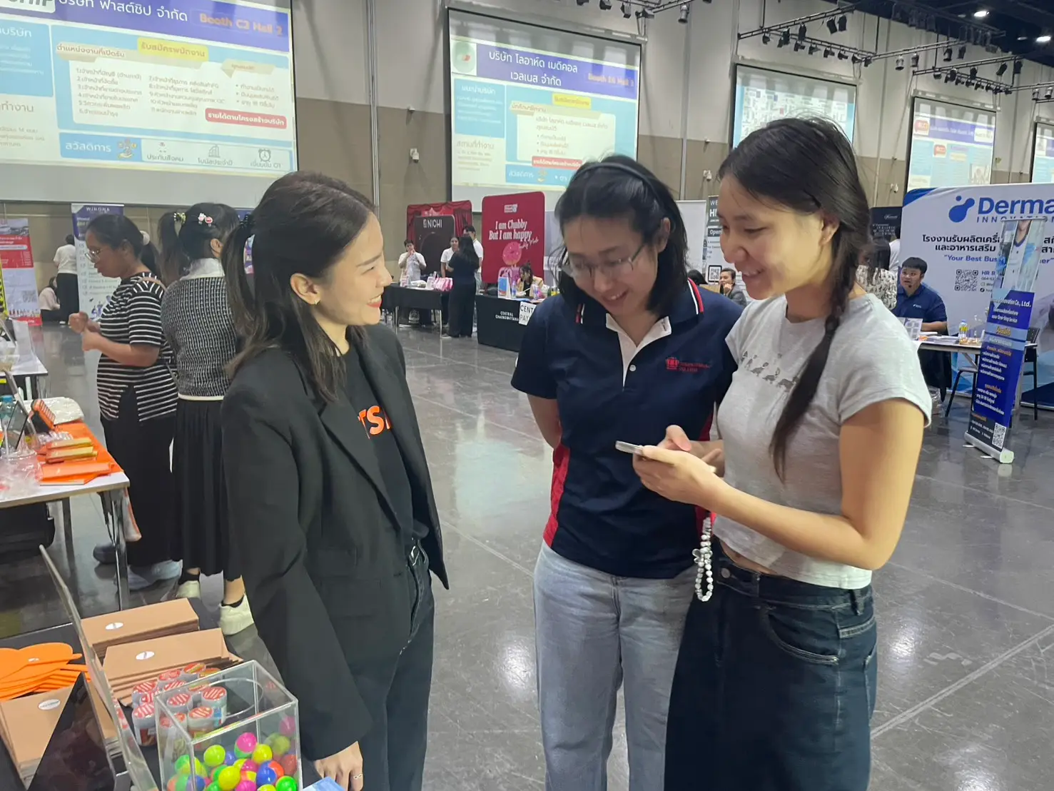 A teammate explains the roles to two students