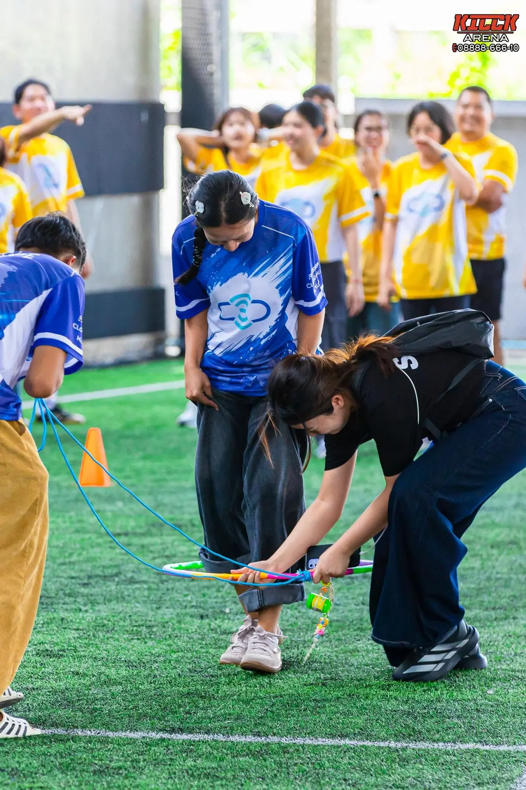 A blue team player in a rope challenge