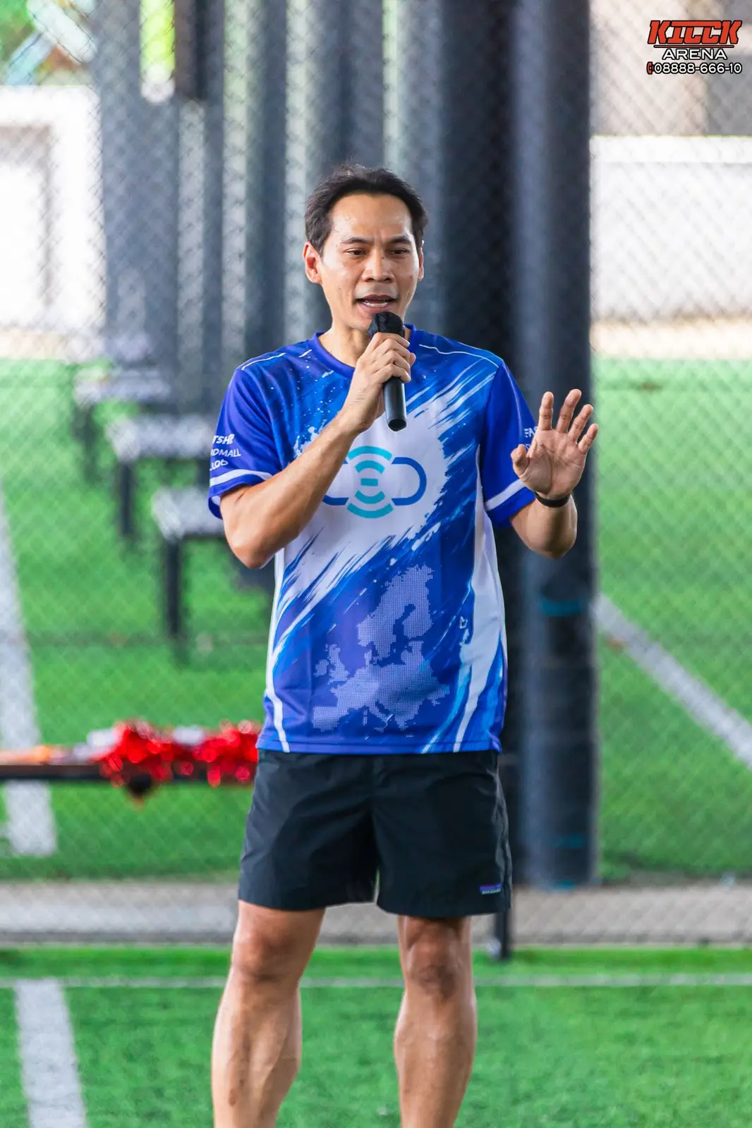 Our host keeps the energy up with a microphone